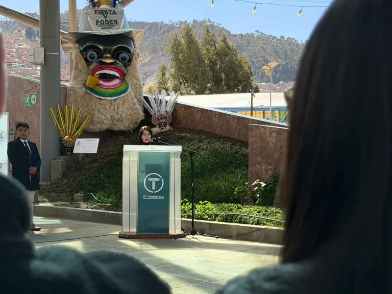 Una máscara gigante del moreno se apodera del Parque de las Culturas