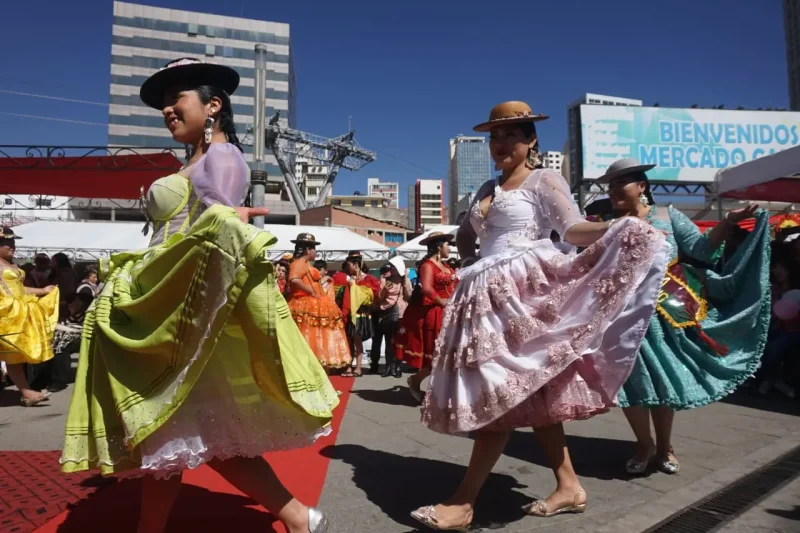 La ‘Pasarela Andina’ mostró la riqueza cultural y el talento textil de La Paz